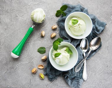 Fıstıklı dondurma ve nane ile taş zemin üzerine Antep fıstığı