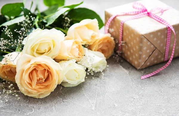 Rosas Caja Regalo Sobre Fondo Piedra —  Fotos de Stock