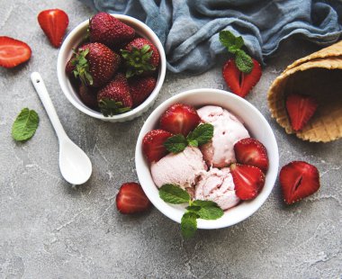 Çilekli dondurma ve waffle koni taş zemin üzerine