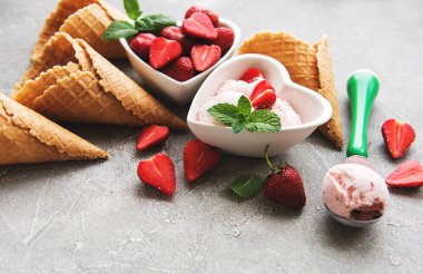 Çilekli dondurma ve waffle koni taş zemin üzerine