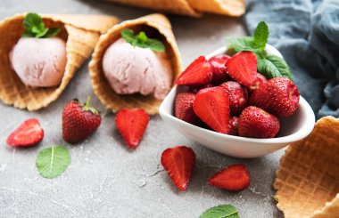 Çilekli dondurma ve waffle koni taş zemin üzerine