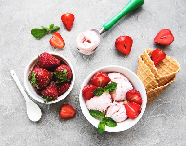 草莓冰淇淋和华夫饼锥的石头背景 — 图库照片