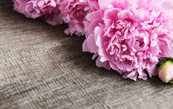 Roze Pioen Bloemen Een Oud Houten Tafel — Stockfoto