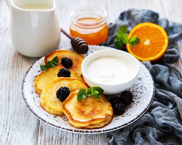 Leckere Pfannkuchen Mit Brombeeren Auf Weißem Holzhintergrund — Stockfoto