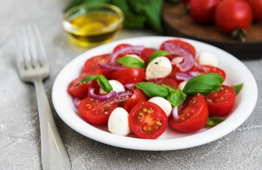 Kiraz domates ve mozzarella ile İtalyan caprese salatası