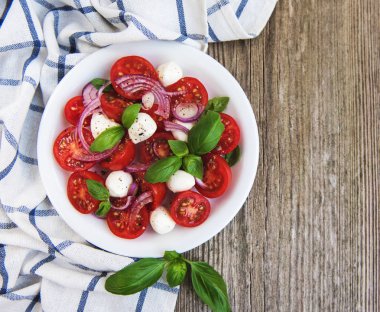 Kiraz domates ve mozzarella ile İtalyan caprese salatası