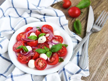 Kiraz domates ve mozzarella ile İtalyan caprese salatası