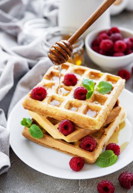 Çilek bir beton zemin üzerine plaka ile ev yapımı gözleme