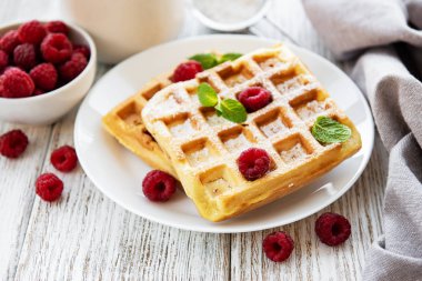 Çilek plaka eski ahşap zemin ile ev yapımı gözleme