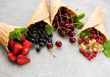 dondurma koni bir beton zemin üzerine çilek ile