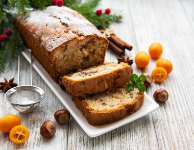 geleneksel ev yapımı stollen kurutulmuş meyve ve fındık ile