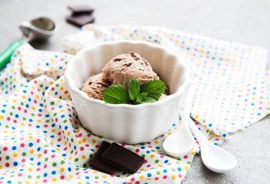 Bir beton zemin üzerine çikolatalı dondurma ile kase