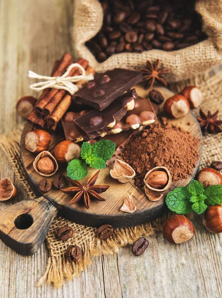 Çikolata ve fındık eski bir ahşap tablo