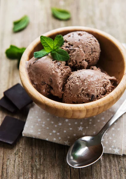 Cuenco Con Helado Chocolate Sobre Fondo Madera Viejo — Foto de Stock