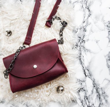 Deri çanta ve Noel süsleri - düz yatıyordu