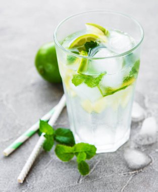 Mojito kokteyl veya soda içecek limon ve nane ile