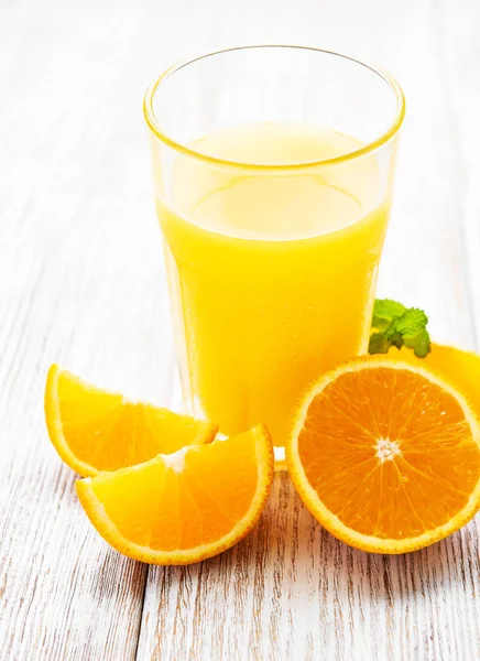 Glas Juice Och Orange Frukter Ett Träbord — Stockfoto