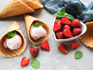 Çilekli dondurma ve waffle koni taş zemin üzerine