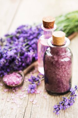  deniz tuzu, uçucu yağlar ve eski ahşap arka plan üzerinde taze lavanta çiçekleri