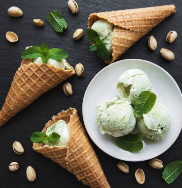 Fıstıklı dondurma ve nane ile siyah bir taş zemin üzerine Antep fıstığı