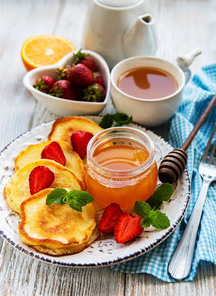 Délicieuses Crêpes Fraise Sur Fond Bois Blanc — Photo