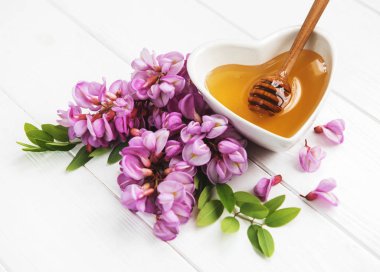 ile akasya çiçekleri ahşap arka plan üzerinde tatlım