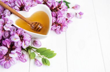 ile akasya çiçekleri ahşap arka plan üzerinde tatlım