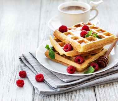 Çilek plaka eski ahşap zemin ile ev yapımı gözleme