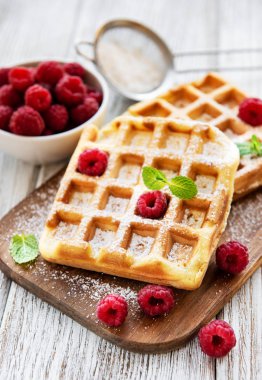 Çilek plaka eski ahşap zemin ile ev yapımı gözleme