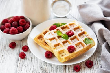 Çilek plaka eski ahşap zemin ile ev yapımı gözleme