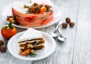 Havuçlu kek dekore edilmiş mandalina, fındık ve biberiye ile