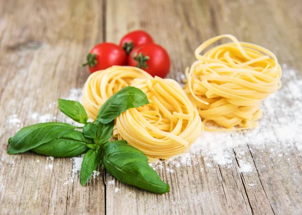 Pasta Italiana Tagliatelle Con Albahaca Verde Sobre Una Mesa Madera — Foto de Stock