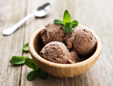 Çikolatalı dondurma eski ahşap zemin ile kase