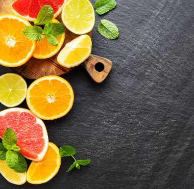 Taze narenciye siyah bir taş zemin üzerine