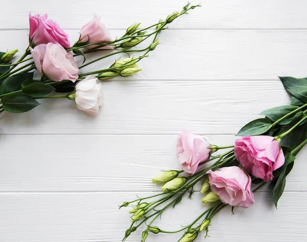 Φρέσκο Eustoma Ροζ Λουλούδια Πλαίσιο Φόντο Ξύλινη — Φωτογραφία Αρχείου