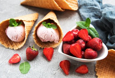 Çilekli dondurma ve waffle koni taş zemin üzerine