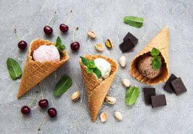 Farklı renk ve lezzetleri dondurma Kepçe kümesi