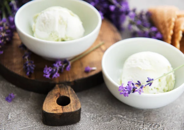 アイスクリームと石の背景にラベンダー花 — ストック写真