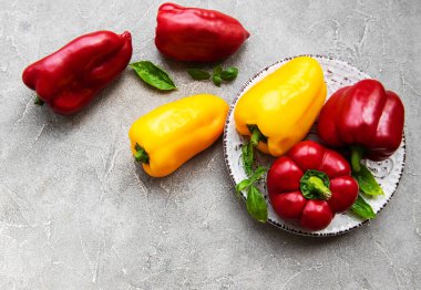 Bir beton zemin üzerine biber ile plaka