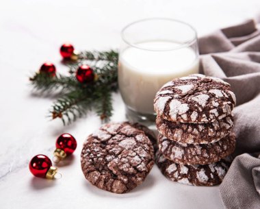 Eski ahşap bir masa çikolatalı çerezleri Noel crackled