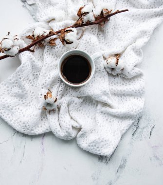 Eşarp, mermer bir zemin üzerine kahve ve pamuk çiçek fincan