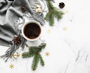 Fincan kahve, eşarp ve süslemeleri düz mermer bir zemin üzerinde yatıyordu