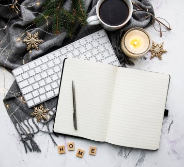 Lay defter, klavye, fincan kahve ve Noel süsleri - düz