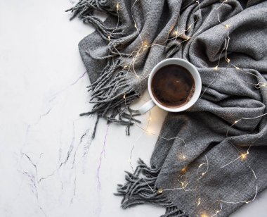 Fincan kahve, eşarp ve çelenk - düz yatıyordu