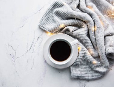 Fincan kahve, eşarp ve çelenk - düz yatıyordu 