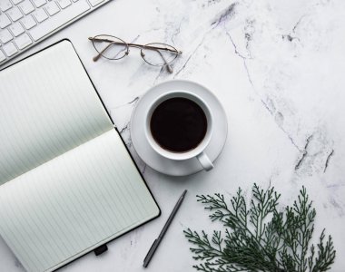 Düz klavye, notebook ve kahve - ofis masası, lay