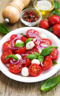 Kiraz domates ve mozzarella ile İtalyan caprese salatası