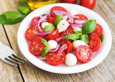 Kiraz domates ve mozzarella ile İtalyan caprese salatası