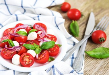 Kiraz domates ve mozzarella ile İtalyan caprese salatası