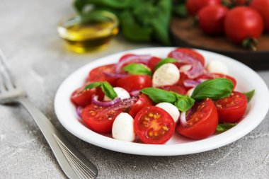 Kiraz domates ve mozzarella ile İtalyan caprese salatası